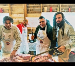 Embedded thumbnail for Tanyasi disznótor a Médiaválogatottal Sárbogárdon